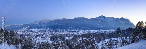 Ausblick auf das verschneite Garmisch-Partenkirchen am Abend
