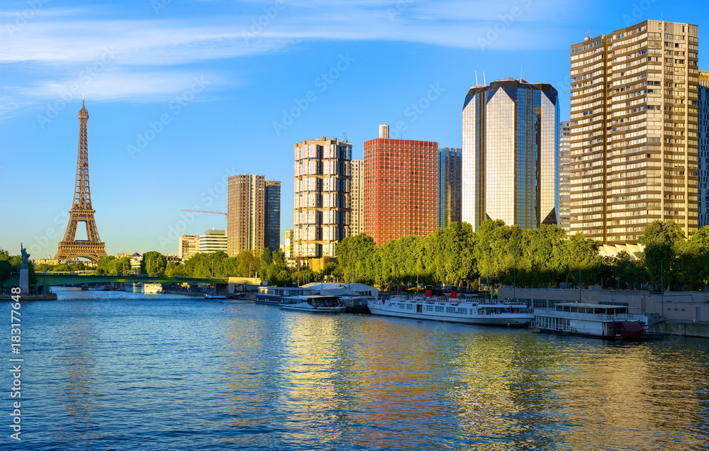 Naklejka premium Paris in the evening