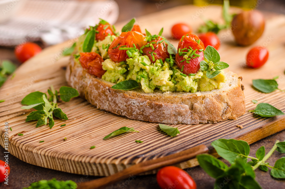 Avocado spread with tomatoes