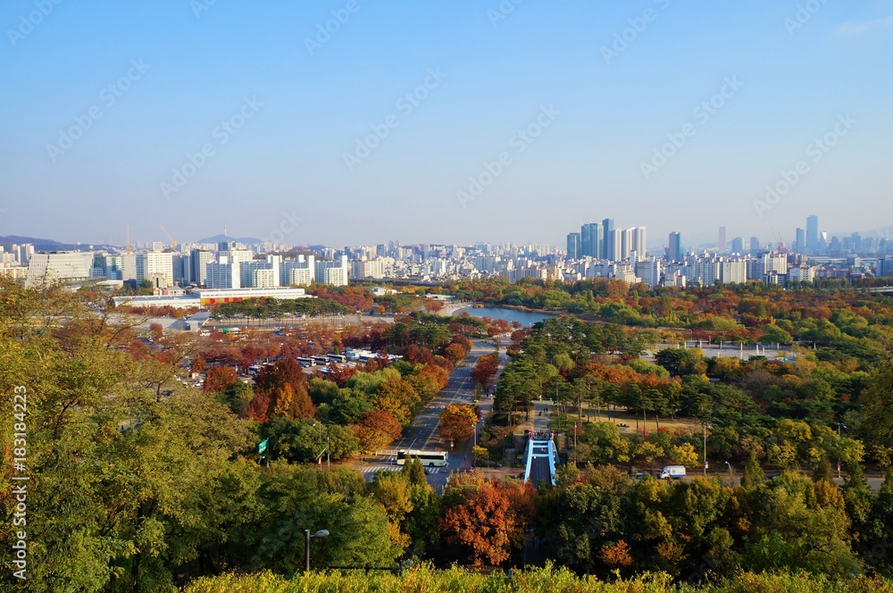 ワールドカップ・平和公園とソウルの町並み
（ハヌル公園からの眺望）