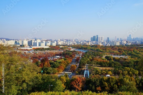 ワールドカップ・平和公園とソウルの町並み  （ハヌル公園からの眺望） © katomangan