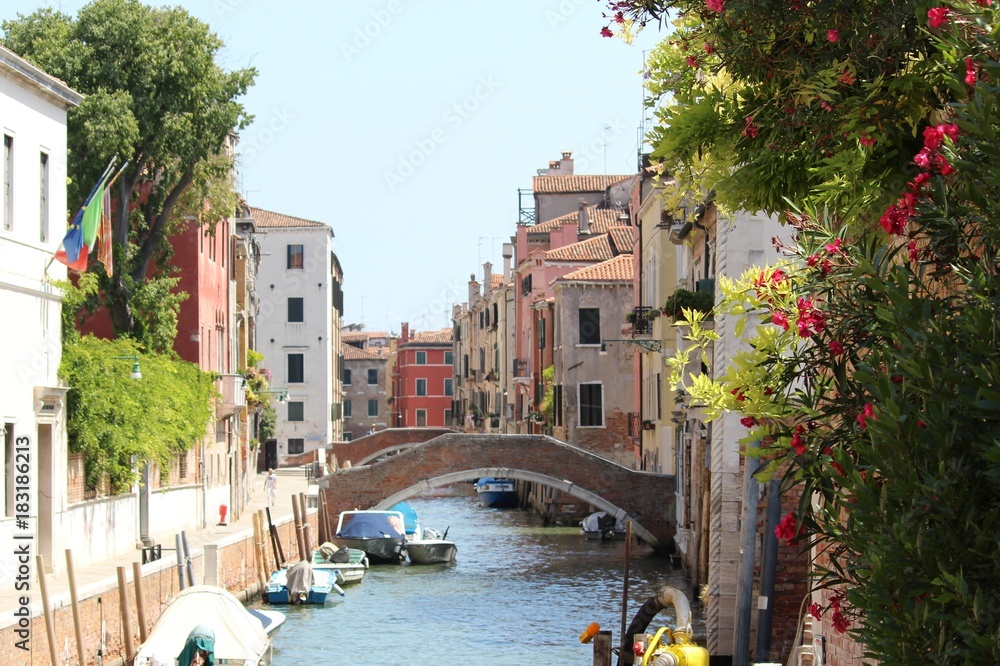 ヴェネツィア　水路/運河と迷路のような路地が入り組んで作られている人口の島がヴェネツィアです。車が入ることができず、主要な交通手段は船になります。水に浮かぶ街はとても美しく、特に夕日の落ちる時刻の美しさは格別です。