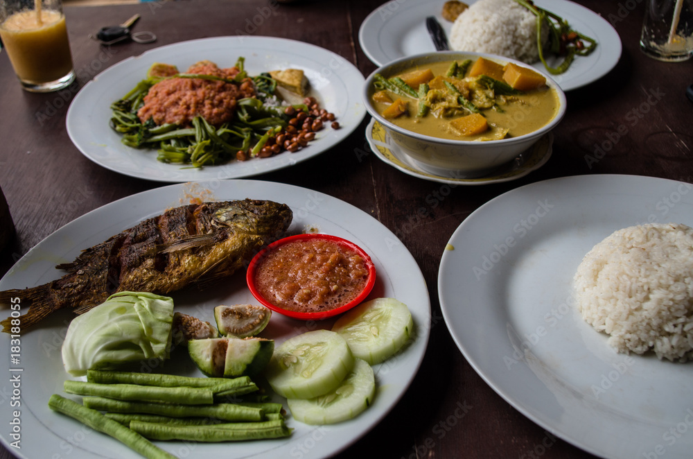 Indo food: Kankung plecing (spicy water spinach dish), Ikan goreng (fried fish) and kare (curry).