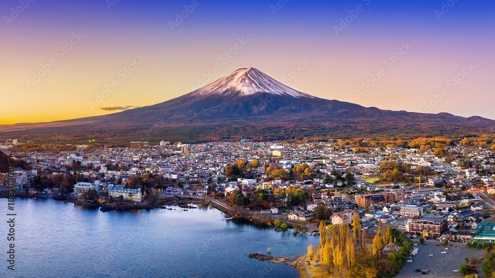 Fototapeta premium Fuji góra i Kawaguchiko jezioro przy zmierzchem, jesień przyprawiamy Fuji górę przy yamanachi w Japonia.