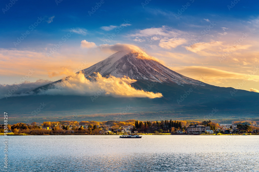 Naklejka premium Fuji góra i Kawaguchiko jezioro przy zmierzchem, jesień przyprawiamy Fuji górę przy Yamanachi w Japonia.