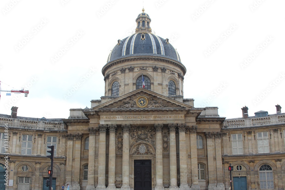 マザラン図書館/パリにあるフランス最古の公共図書館。大変な愛書家であった17世紀の枢機卿マザランの個人図書館である。
