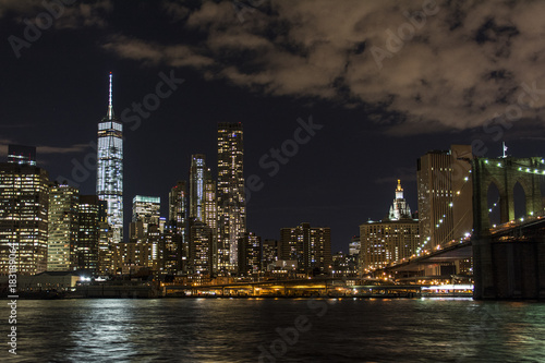 N  chtliches Panorama auf Manhattan von New York in den USA.