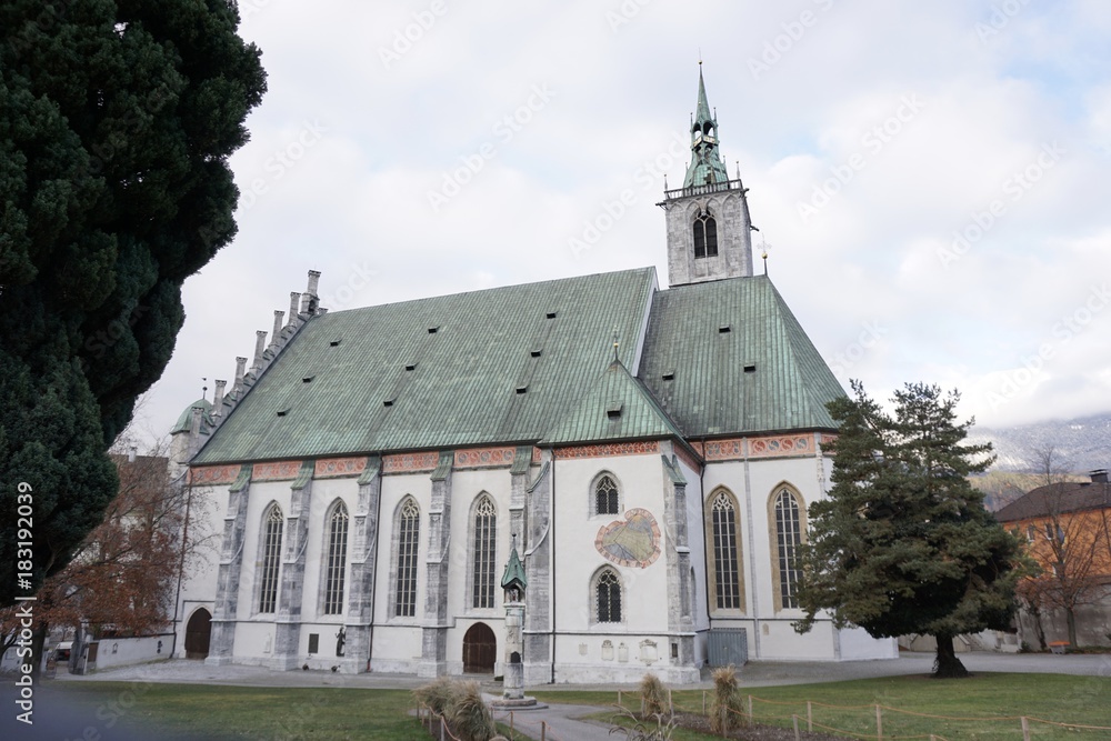 Schwaz Tirol Österreich Pfarrkirche Maria Himmelfahrt mit Glockenturm, Stadtpark, Lichtsäule und Grafenbogen Schwaz Tirol Österreich Pfarrkirche Maria Himmelfahrt mit Glockenturm, Stadtpark, Lichtsäule und Grafenbogen
