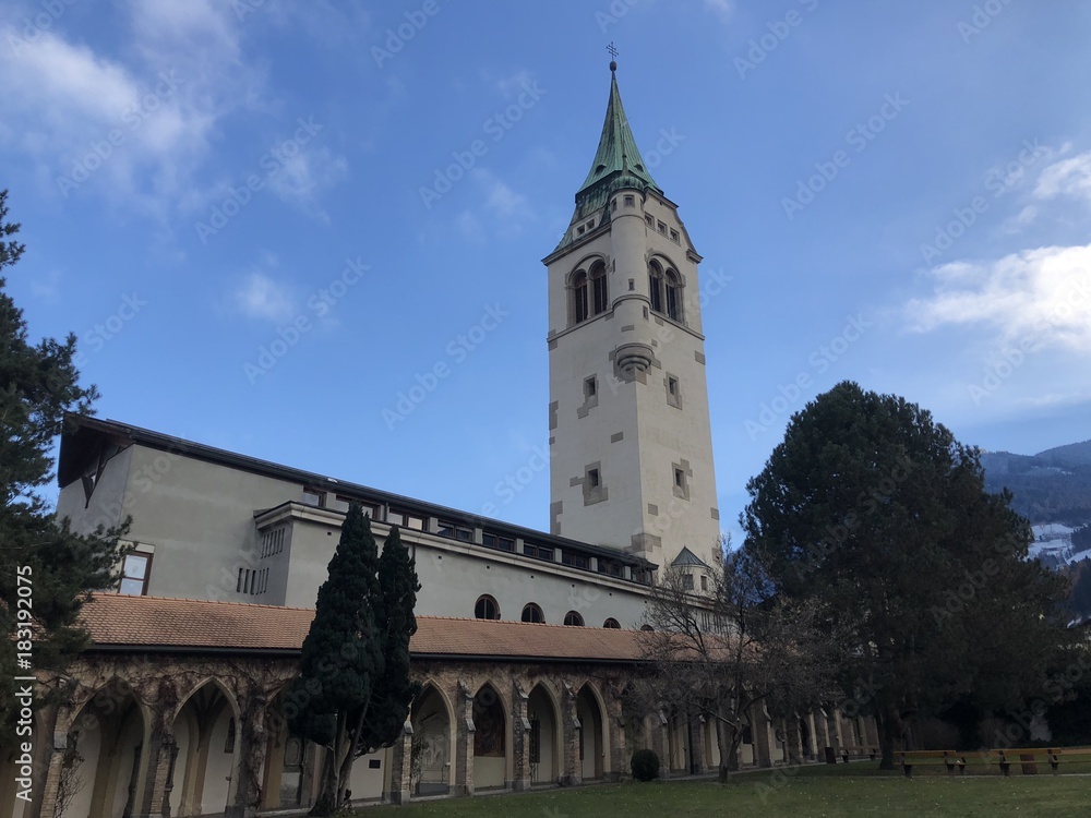 Schwaz Tirol Österreich  Pfarrkirche Maria Himmelfahrt mit Glockenturm,  Stadtpark, Lichtsäule und Grafenbogen