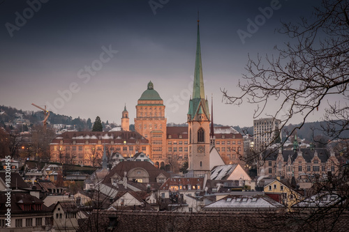Fotografi Blick über Zürich mit Universität im Hintergrund