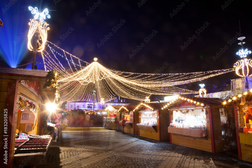 Obraz premium SIBIU, ROMANIA - 24 NOVEMBER 2017: Christmas Market in Sibiu main square, Romania, Transylvania