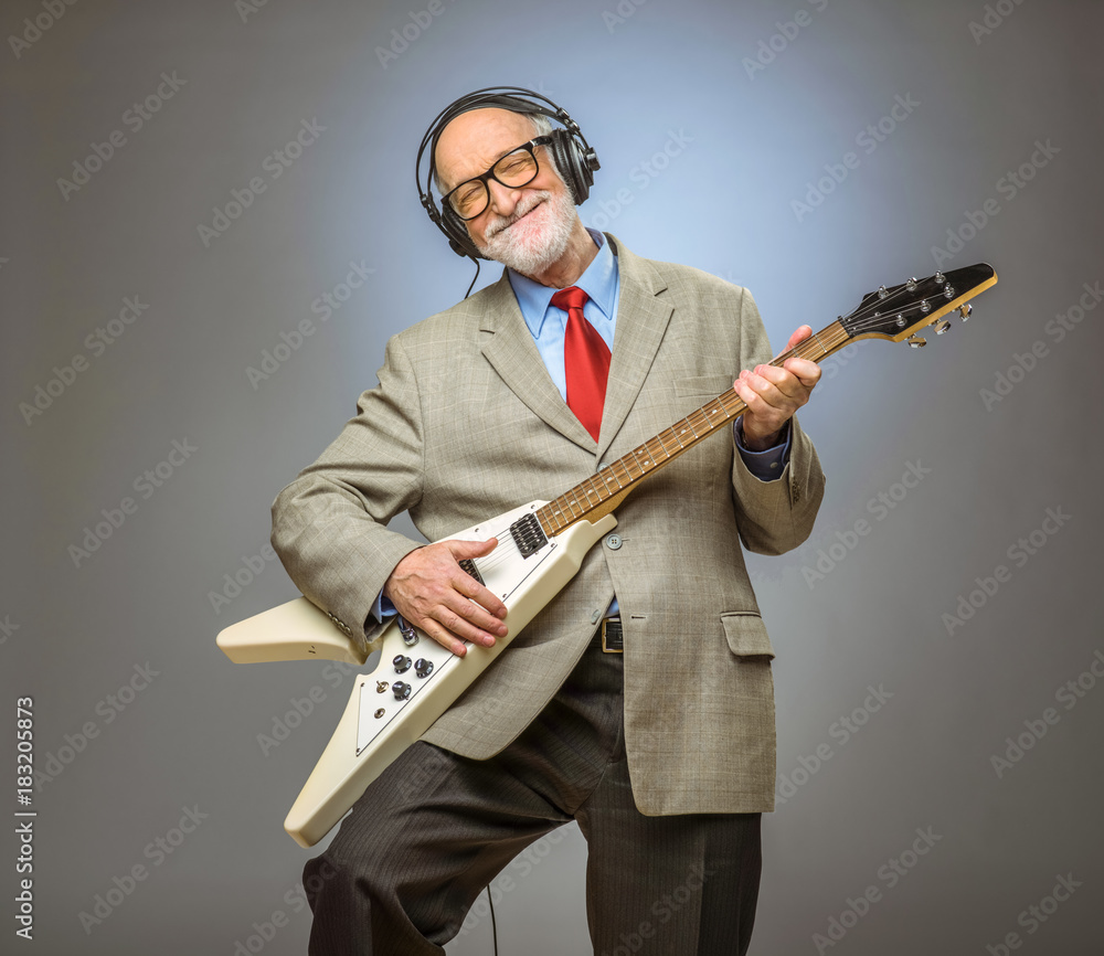 Obraz premium Senior man playing electric guitar