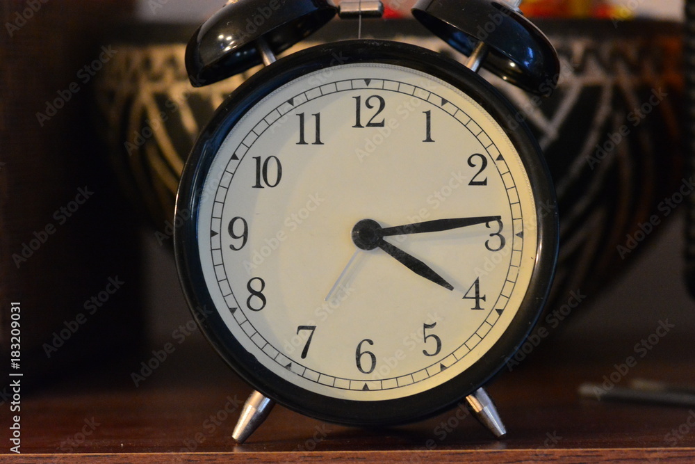 Naklejka premium Black and withe clock at 4:15 pm