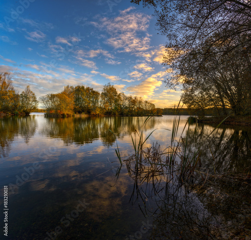 Fototapeta Naklejka Na Ścianę i Meble -  Tranquila tarde de otoño a la orilla del lago