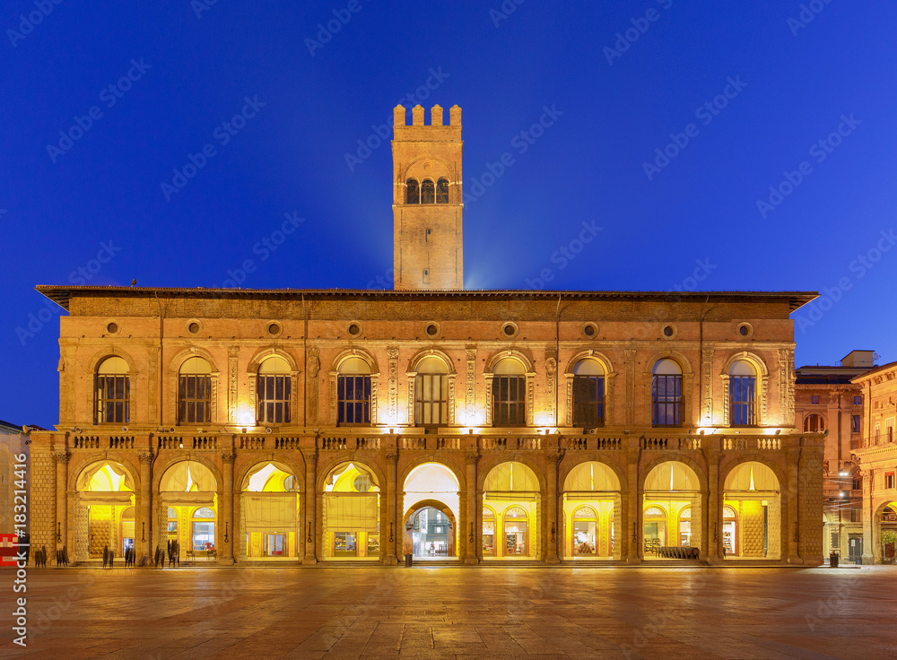Fototapeta premium Bologna. Maggiore Square at night.