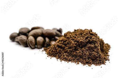 Kaffeebohnen und Pulverkaffee Kaffeebohnen isoliert freigestellt auf weißen Hintergrund, Freisteller 