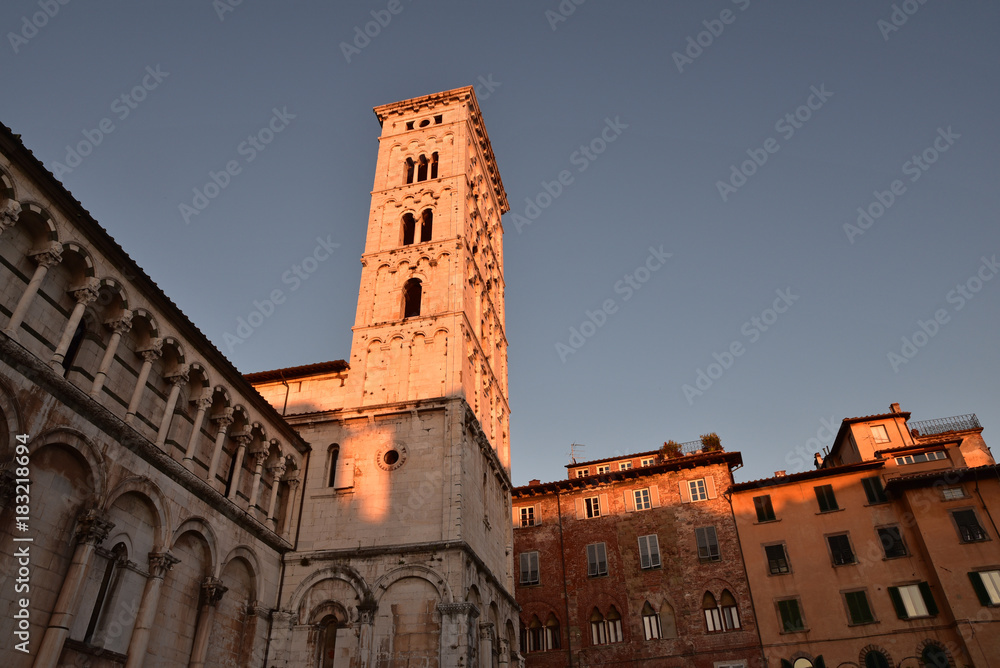 Campanile de l'église San Michele à Lucca en Toscane, Italie