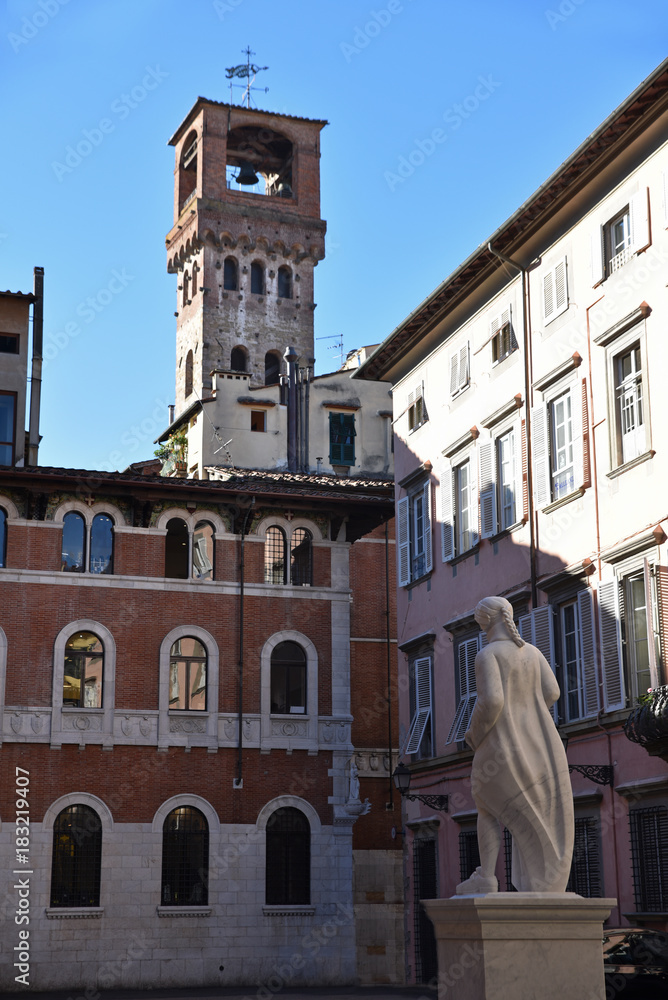 Placette avec statue dans la ville de Lucca en Toscane, Italie