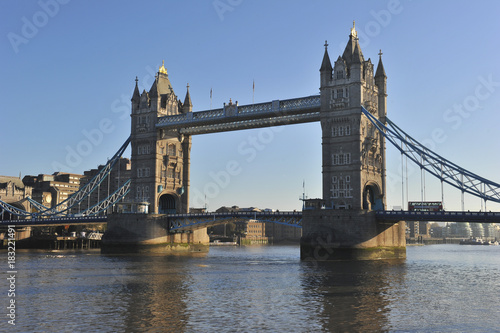 Fototapeta Naklejka Na Ścianę i Meble -  London Tower Bridge and Thames River in the autumn