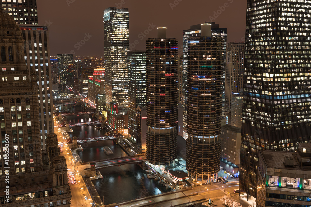 Fototapeta premium Chicago River and Marina Towers