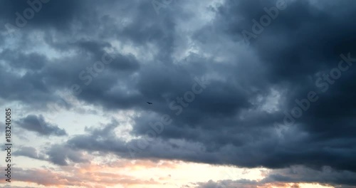 dunkle Wolken im Sonnuntergang photo