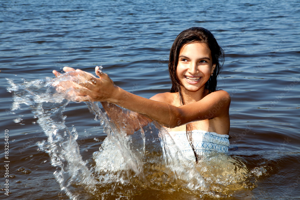 Obraz premium The girl and the boat