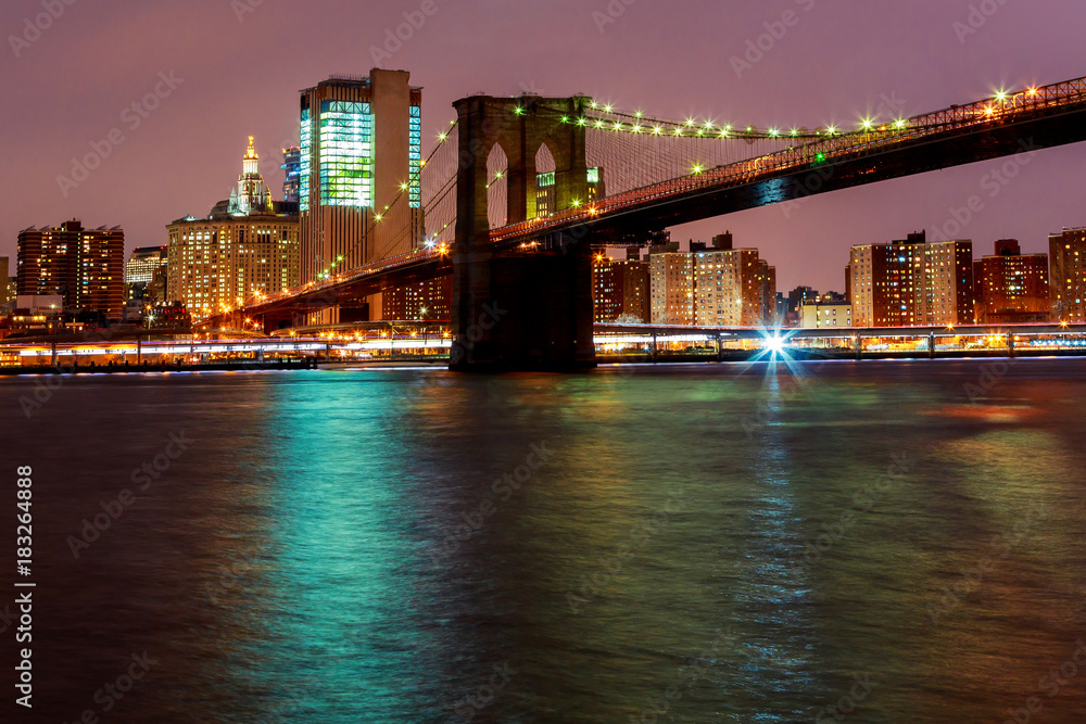 Fototapeta premium Światła na Brooklyn Bridge w Nowym Jorku, USA