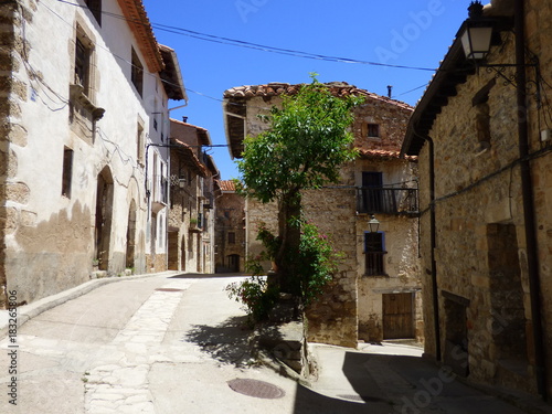 Muralla de Puertomingalvo. Pueblo en Parque Cultural del Maestrazgo en la comarca de G  dar-Javalambre  en la provincia de Teruel en Arag  n  Espa  a