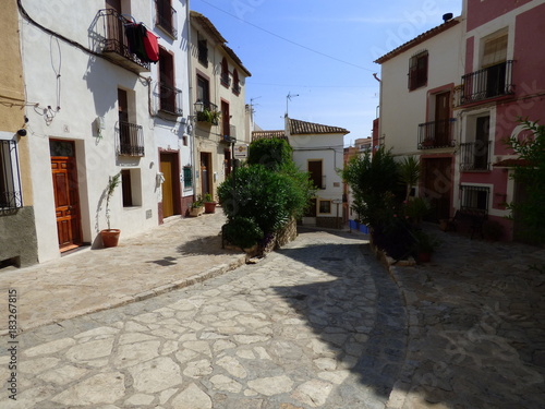 Finestrat  pueblo de la Comunidad Valenciana  Espa  a. Situado en la provincia de Alicante  en la comarca de la Marina Baja  forma una conurbaci  n con Benidorm