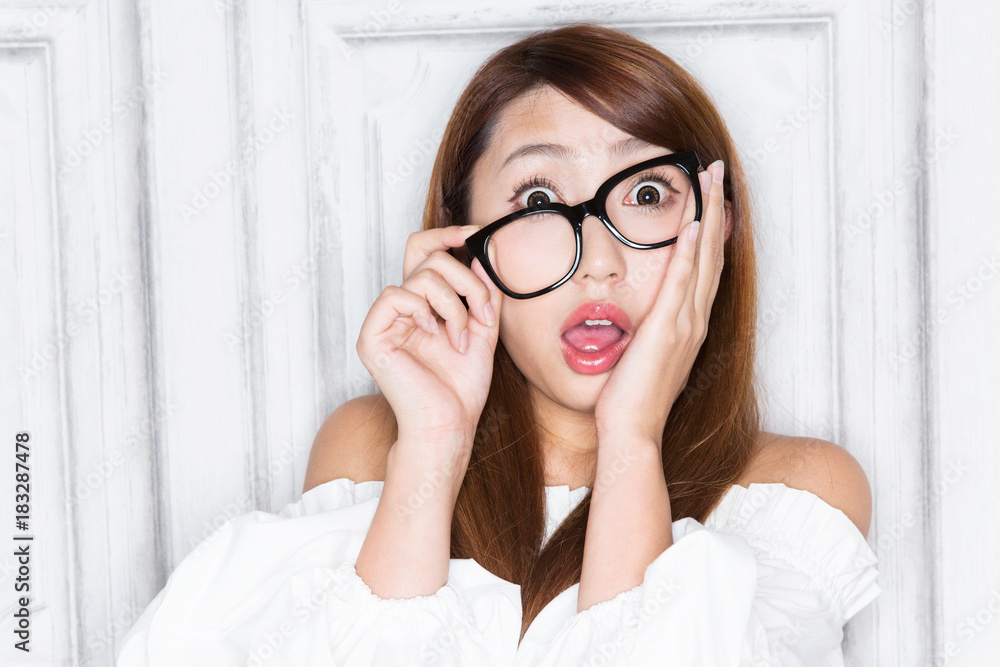 驚く女性 驚く女性