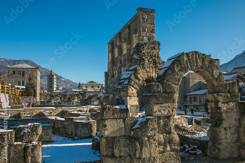 Resti dell'antico teatro romano nel centro di Aosta con la neve, Valle d'Aosta