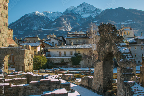 Anfiteatro romano nel centro storico di Aosta con la neve photo