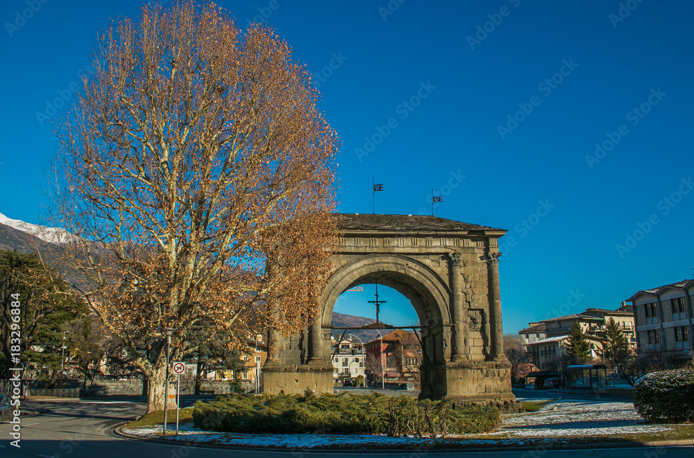 Arco di augusto nel centro storico di Aosta
