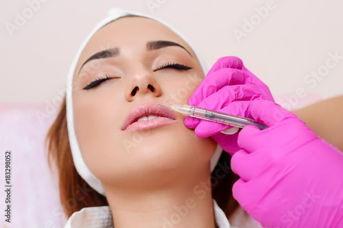 Procedure filler injection in beauty clinic.