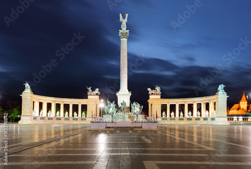 Heroes Square in Budapest © TTstudio