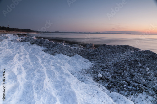 Fototapeta Naklejka Na Ścianę i Meble -  Schnee und Eis auf Rügen, der größten Insel Deutschlands, zugehörig zu Mecklenburg-Vorpommern 