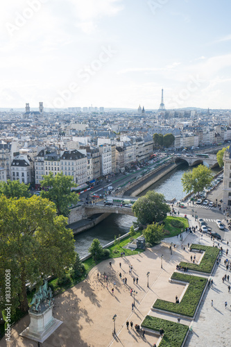 ノートルダム大聖堂から見るパリ市街の風景 © jyapa