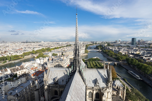 ノートルダム大聖堂の尖塔とパリ市街の風景 © jyapa