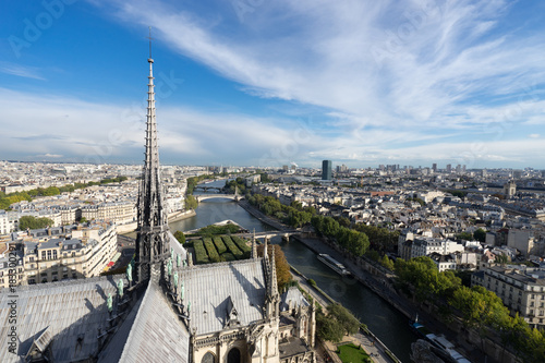 ノートルダム大聖堂の尖塔とパリ市街の風景