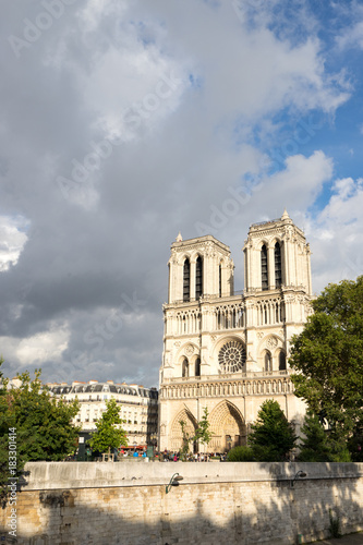 パリ・ノートルダム大聖堂のイメージ © jyapa