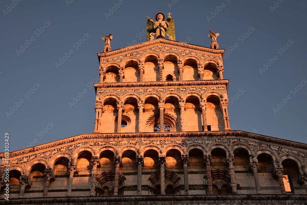 Colonnes de l'église San Michele à Lucca en Toscane, Italie
