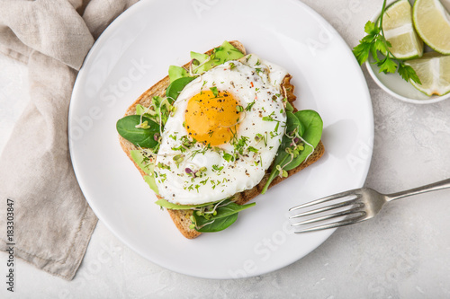 toast with avocado, spinach and fried egg
