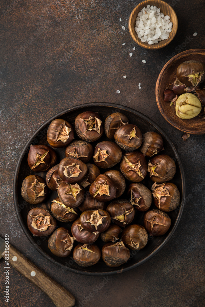Fototapeta premium delicious roasted chestnuts