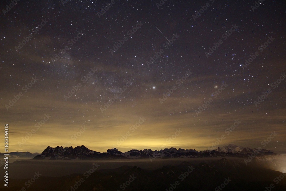 une nuit étoilée dans les Alpes