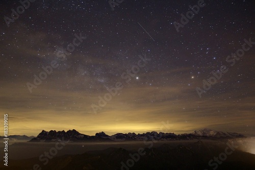 une nuit étoilée dans les Alpes