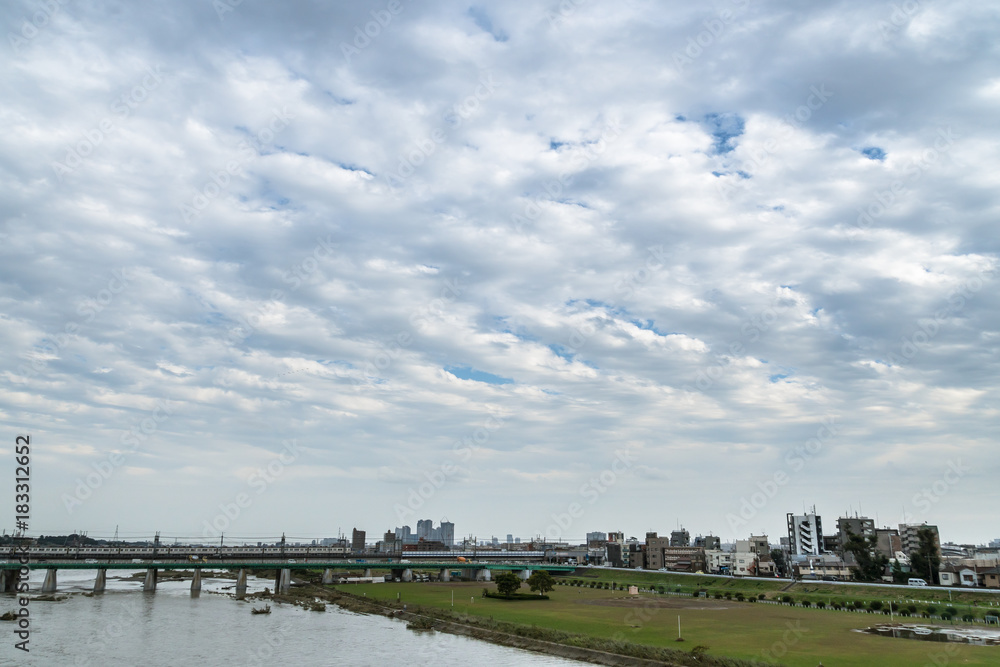 秋の多摩川 雲の多い空 秋の多摩川 雲の多い空