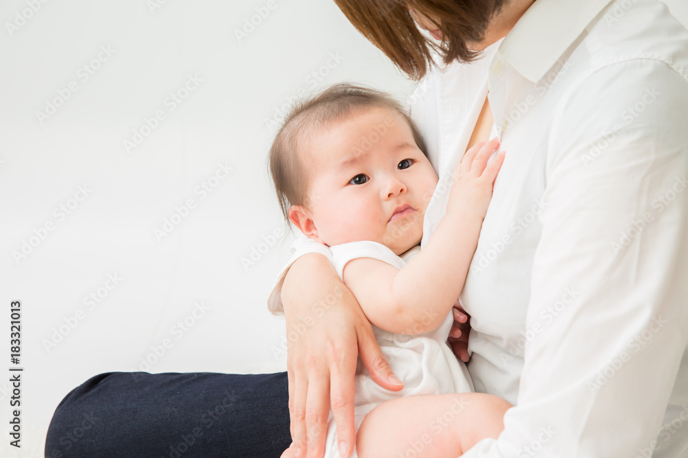抱っこされる赤ちゃん
抱っこされる赤ちゃん