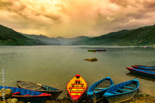 Fototapeta Naklejka Na Ścianę i Meble -  warm sunset with boats in phewa ( fewa ) lake in pokara. nepal