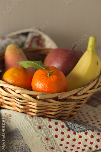 Fototapeta Naklejka Na Ścianę i Meble -  Cesto di frutta con mandarini, pera, mela e banana