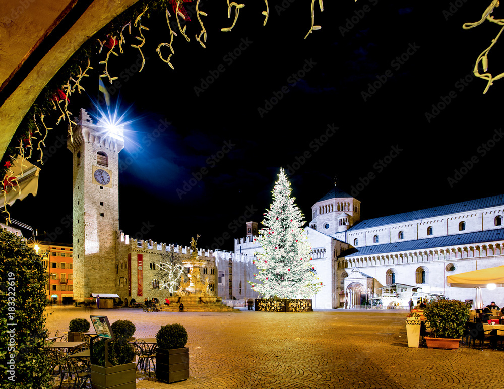 Albero di Natale in pazza Duomo a Trento